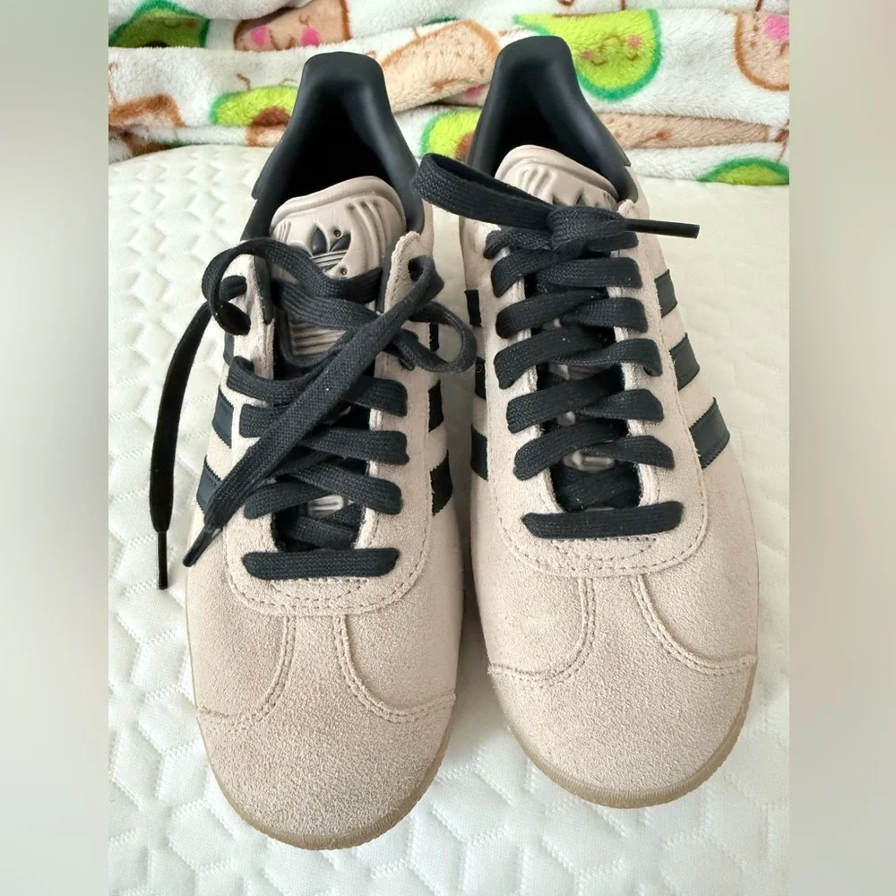 Adidas Gazelle Beige with Black Stripes - Picture 4 of 7